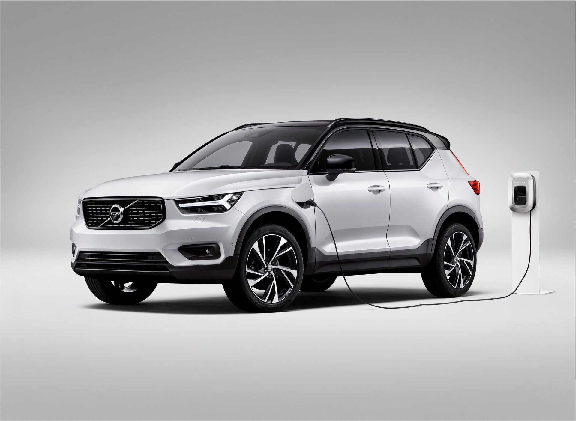 Plug-in_hybrid_battery_pack_mounted_in_an_XC40 (2)