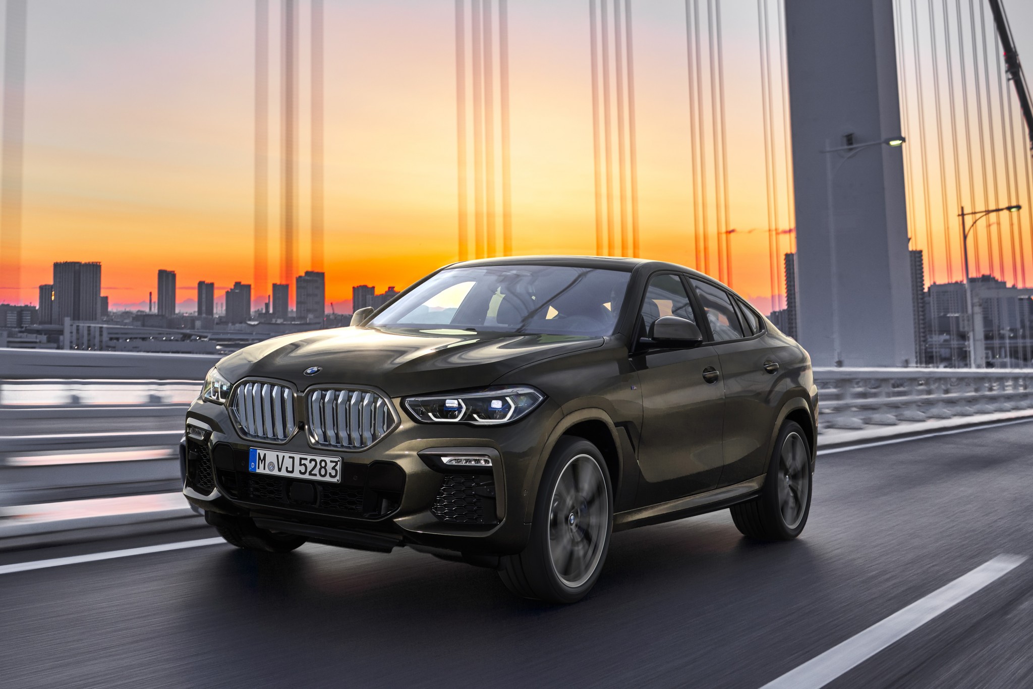 P90356689_highRes_the-new-bmw-x6-drivi