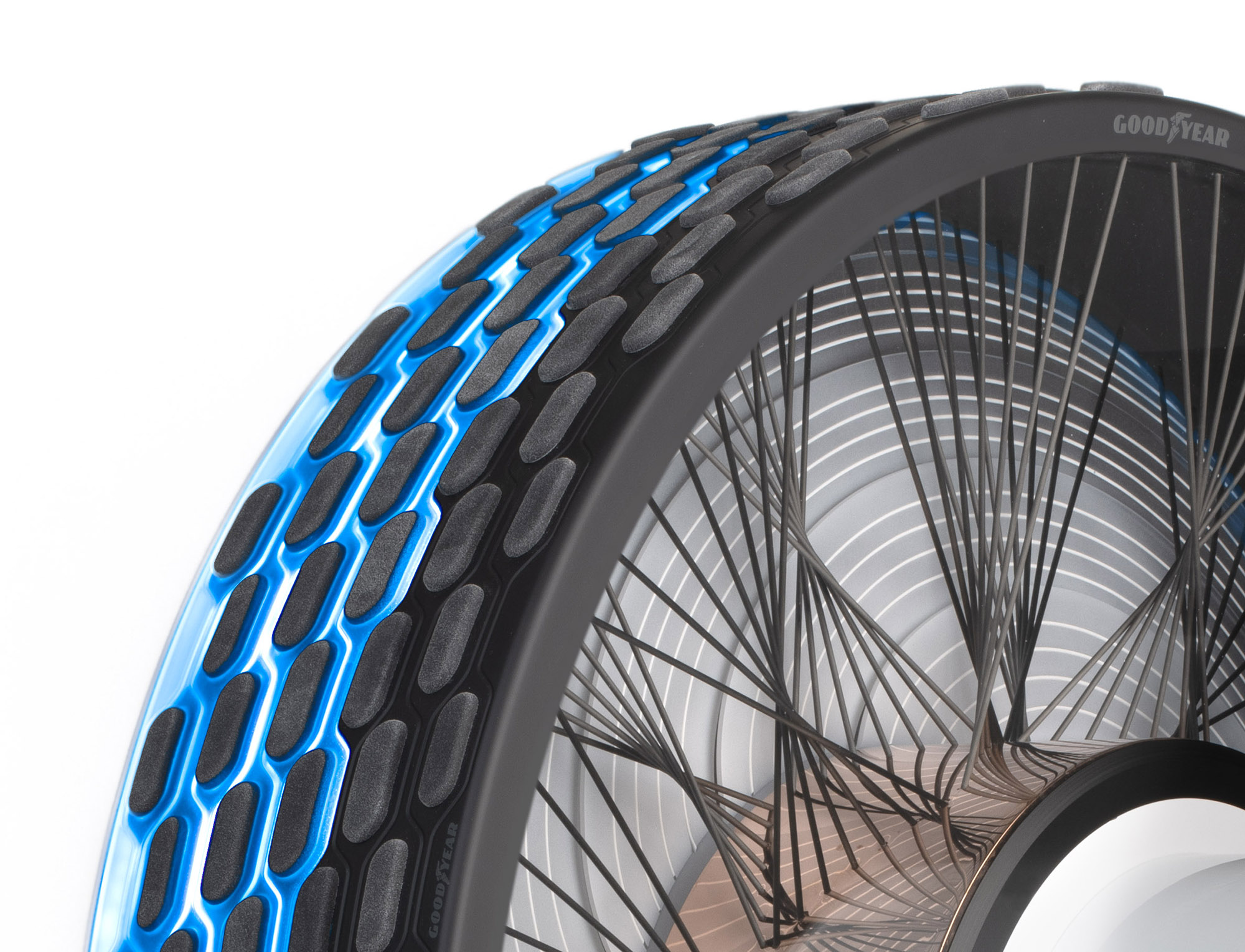 Tekalna plast pnevmatike reCharge je okrepljena z vlakni, ki jih je navdihnila pajkova svila