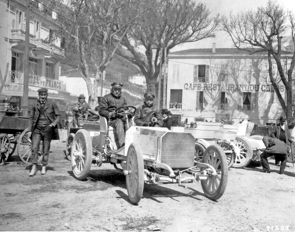 Woche von Nizza, 25.-29.03.1901. Der 35-PS Mercedes-Simplex-Rennwagen des Baron Henri de Rothschild (alias „Dr. Pascal“) in La Turbie nach dem Sieg beim Bergrennen Nizza–La Turbie am 29. März 1901. Am Steuer Wilhelm Werner, der spätere Fahrer des deutschen Kaisers. Nice Week, 25 to 29 March 1901. Baron Henri de Rothschild’s Mercedes 35 HP racing car in La Turbie after winning the Nice–La Turbie hill climb on 29 March 1901. At the wheel is Wilhelm Werner, who later became the German emperor’s driver.