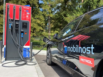 252 hitrih in ultra hitrih polnilnic na voljo na 1 platformi