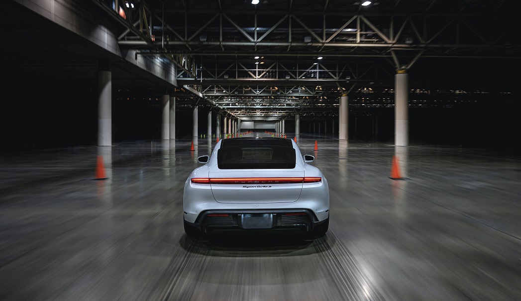 Taycan_Turbo_S_Indoor_Speed_Record_001_MA906465