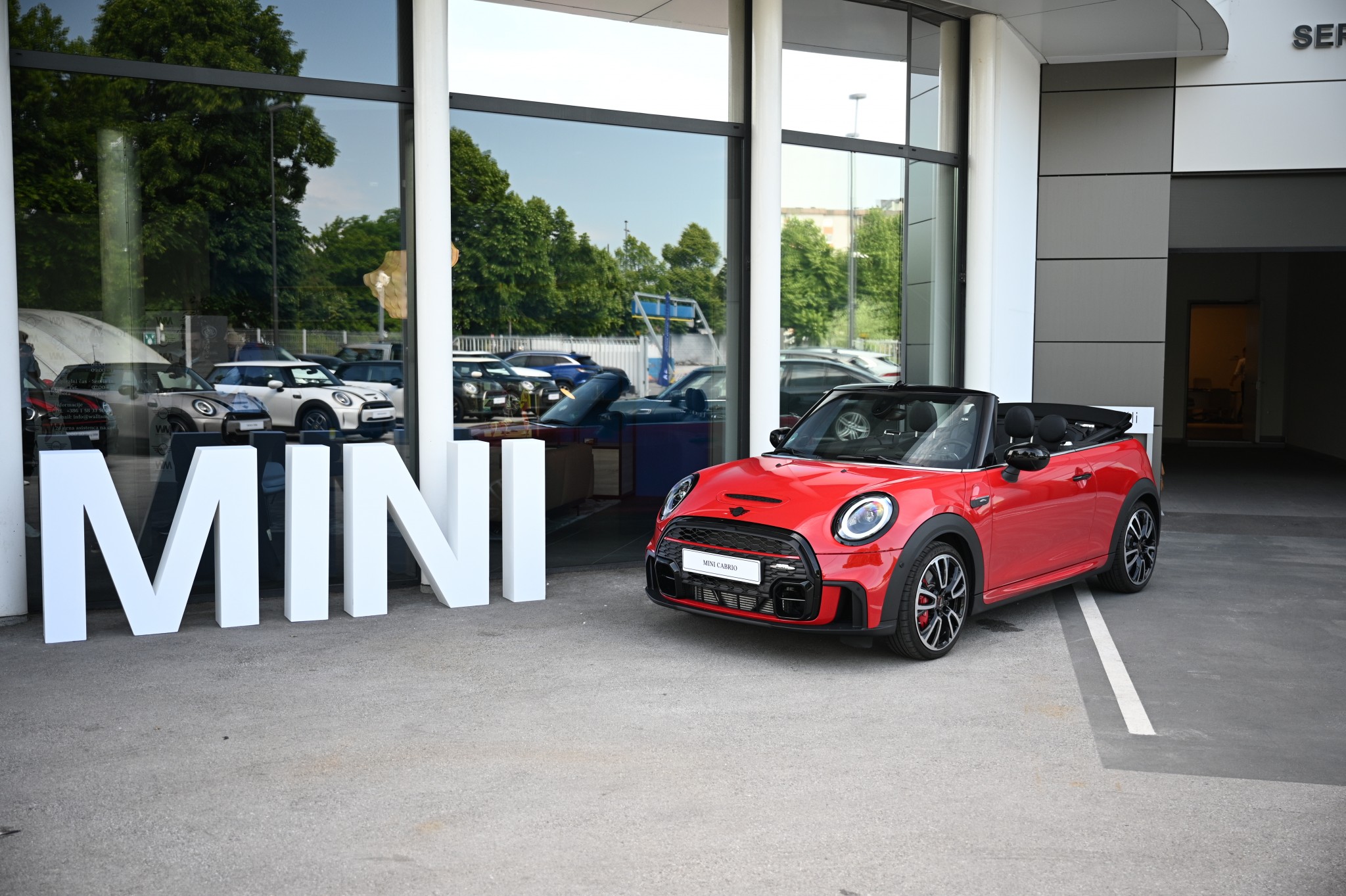 P90507285_highRes_new-mini-showroom-wa