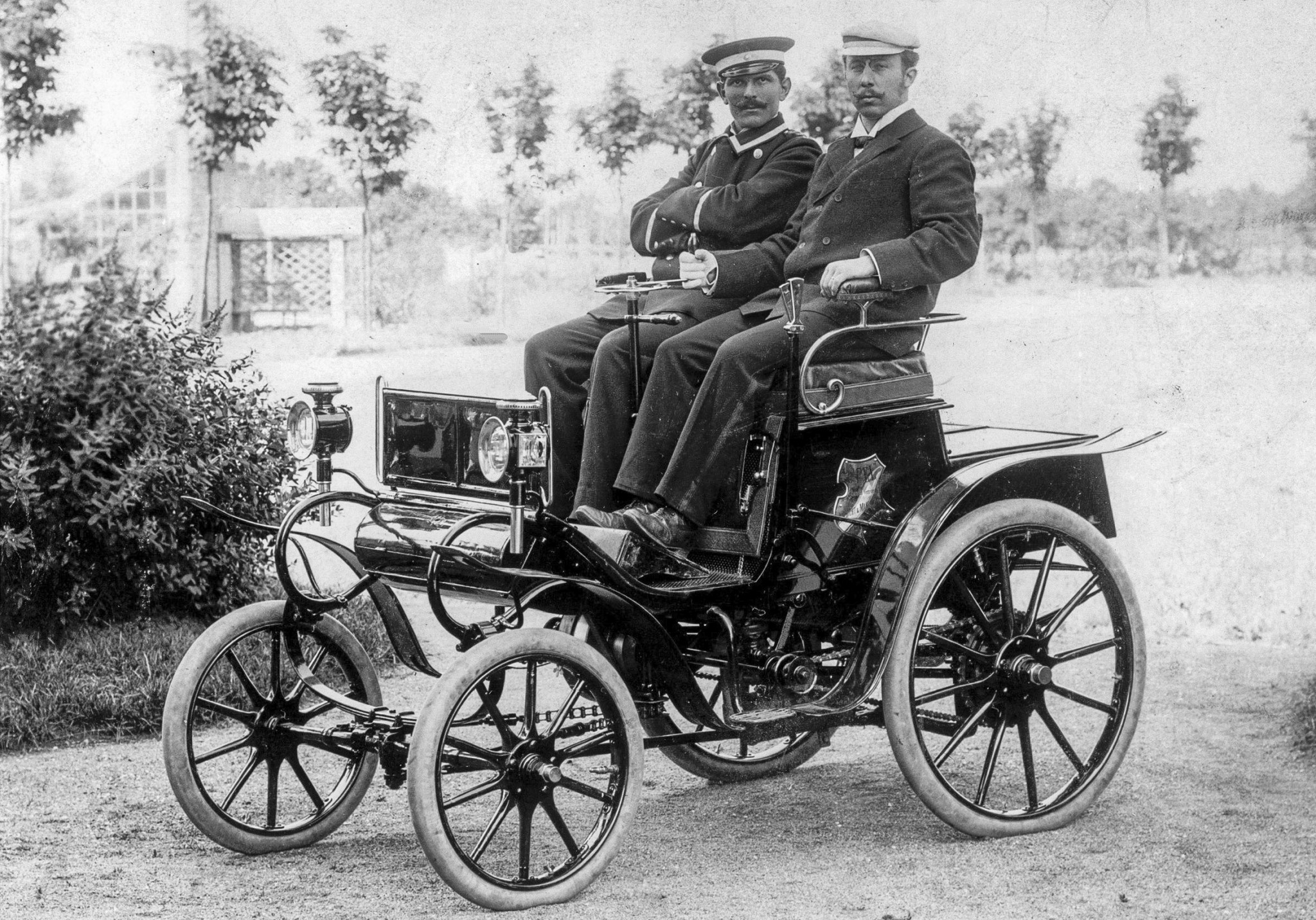 OpelPatent-MotorwagenSystemLutzmannwithHeinrichOpelrightandOpelPlantManagerSedlazcekin1899.