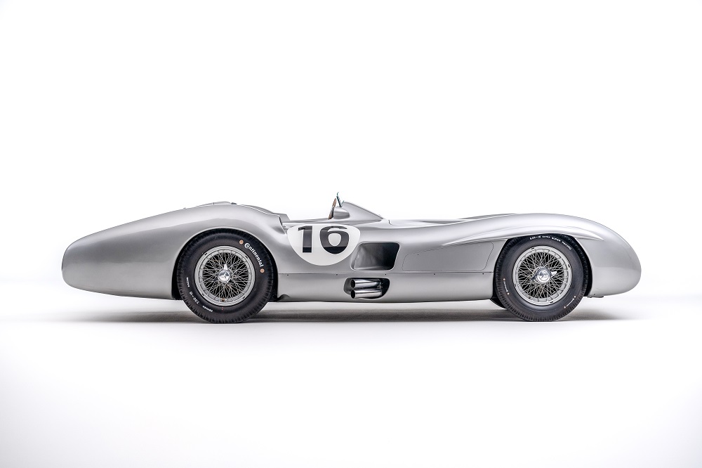 Mercedes-Benz W 196 R Grand-Prix-Rennwagen mit der Fahrgestellnummer 9. Studioaufnahme von rechts. Foto: Lukas Müller. (Fotosignatur der Mercedes-Benz Classic Archive: D844836) 

Mercedes-Benz W 196 R Grand Prix racing car, chassis number 9, studio photo from the right. Photo: Lukas Müller. (Photo signature of the Mercedes-Benz Classic Archives: D844836)