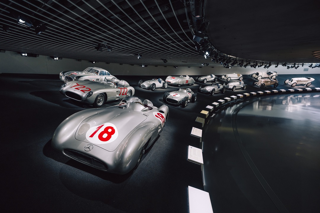 Mercedes-Benz W 196 R Grand-Prix-Rennwagen mit Stromlinienkarosserie im Mercedes-Benz Museum, Raum Mythos 7: Silberpfeile – Rennen und Rekorde. Siegerfahrzeug mit Juan Manuel Fangio am Steuer, Startnummer 18, beim Großen Preis von Italien in Monza am 11. September 1955. Foto: Lukas Müller. (Fotosignatur der Mercedes-Benz Classic Archive: D849932) Mercedes-Benz W 196 R Grand Prix racing car with Streamliner-bodywork in the Mercedes-Benz Museum, Legend Room 7: Silver Arrows – Races and Records. Winning car with Juan Manuel Fangio at the wheel, starting number 18, at the Italian Grand Prix in Monza on 11 September 1955. Photo: Lukas Müller. (Photo signature of the Mercedes-Benz Classic Archives: D849932)