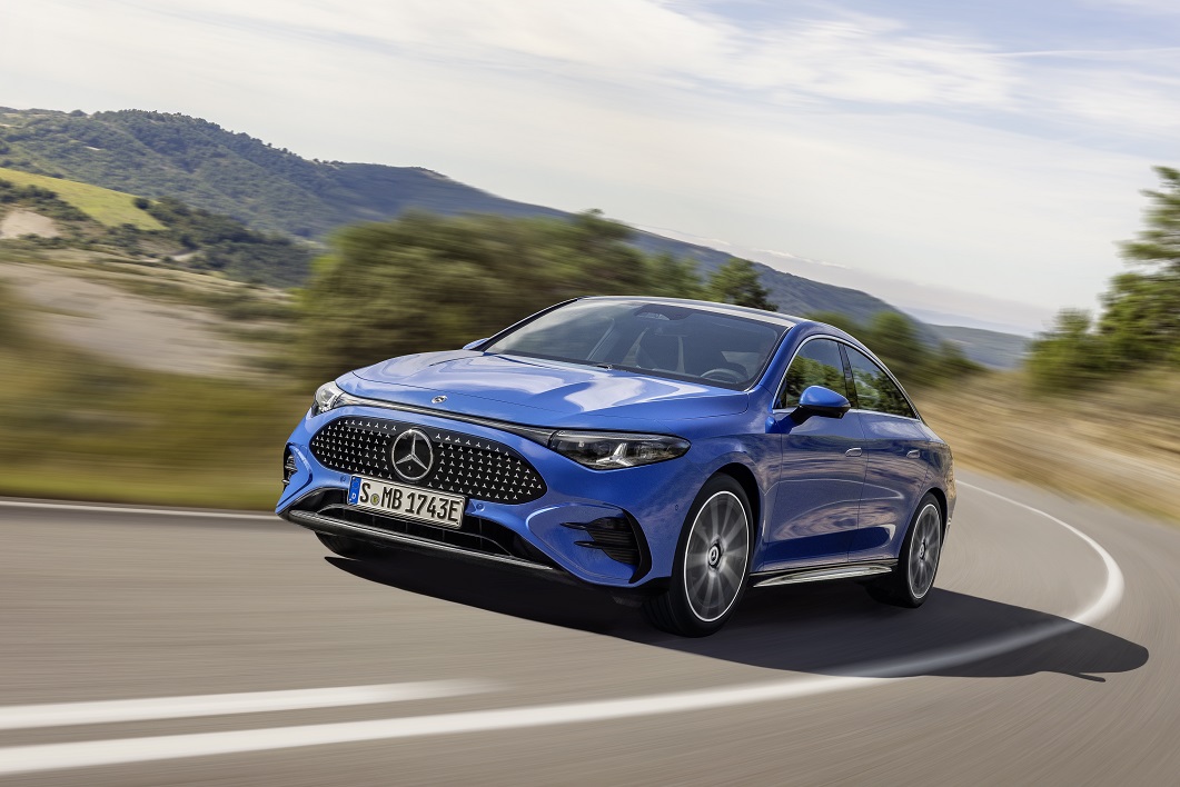 Der neue Mercedes-Benz CLA: Exterieur: AMG Line, clear blue metallic 

The all-new Mercedes-Benz CLA: exterior: AMG Line, clear blue metallic