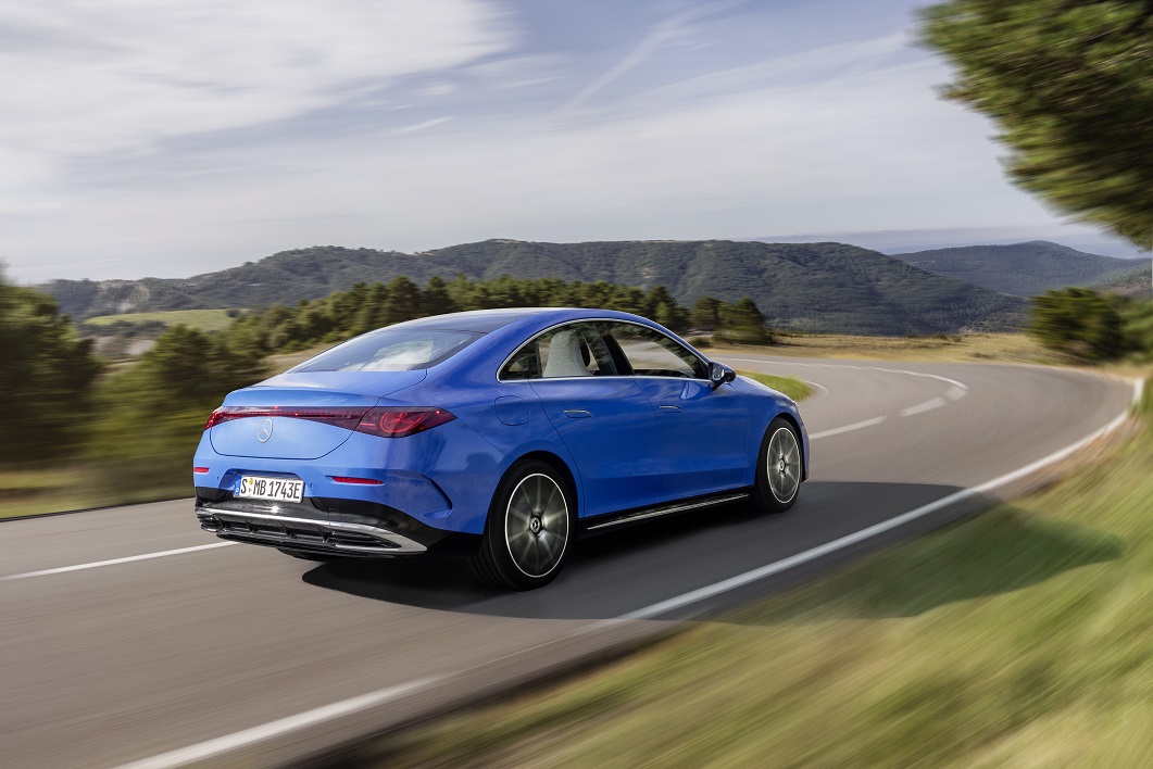 Der neue Mercedes-Benz CLA: Exterieur: AMG Line, clear blue metallic The all-new Mercedes-Benz CLA: exterior: AMG Line, clear blue metallic