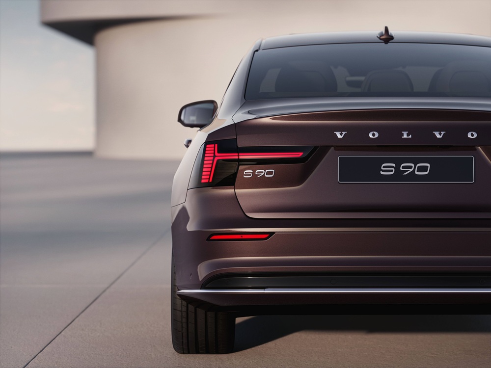 Refreshed Volvo S90 exterior
