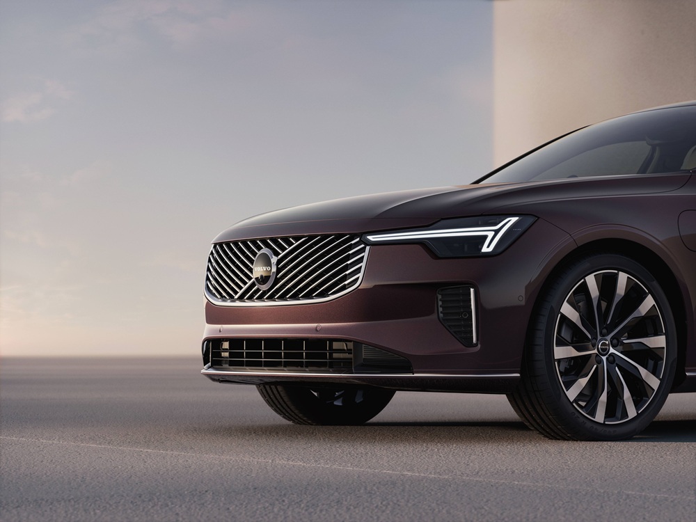 Refreshed Volvo S90 exterior