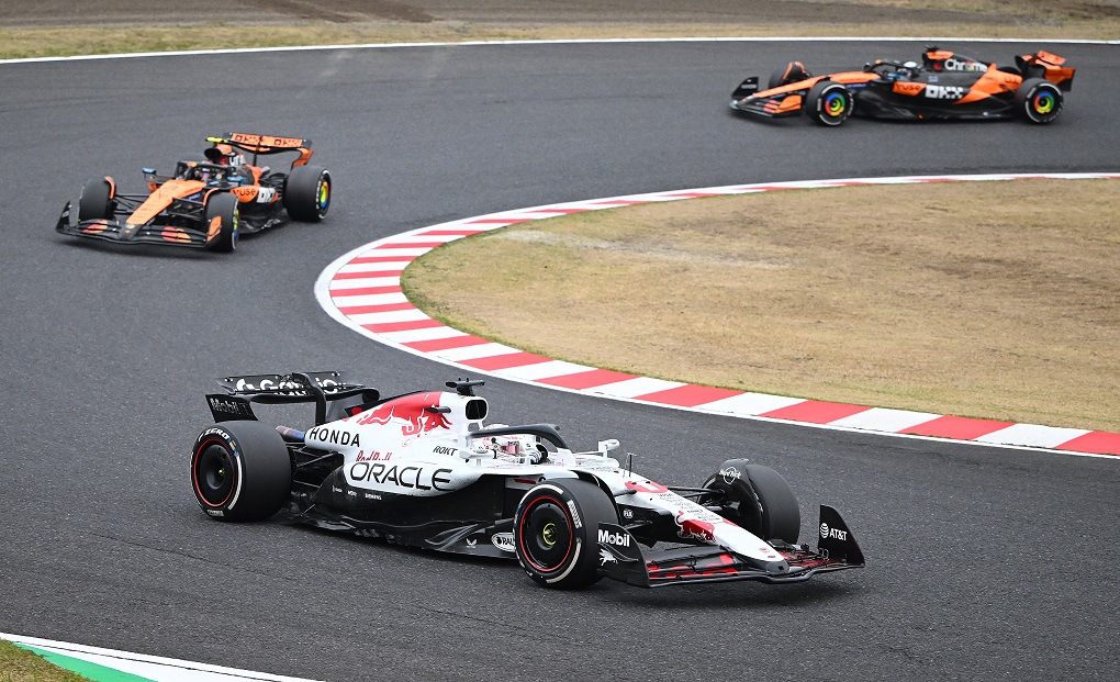 SUZUKA, JAPAN - APRIL 06: Max Verstappen of the Netherlands driving the (1) Oracle Red Bull Racing RB21 leads Lando Norris of Great Britain driving the (4) McLaren MCL39 Mercedes and Oscar Piastri of Australia driving the (81) McLaren MCL39 Mercedes on track during the F1 Grand Prix of Japan at Suzuka Circuit on April 06, 2025 in Suzuka, Japan. (Photo by Clive Mason/Getty Images) // Getty Images / Red Bull Content Pool // SI202504060333 // Usage for editorial use only //