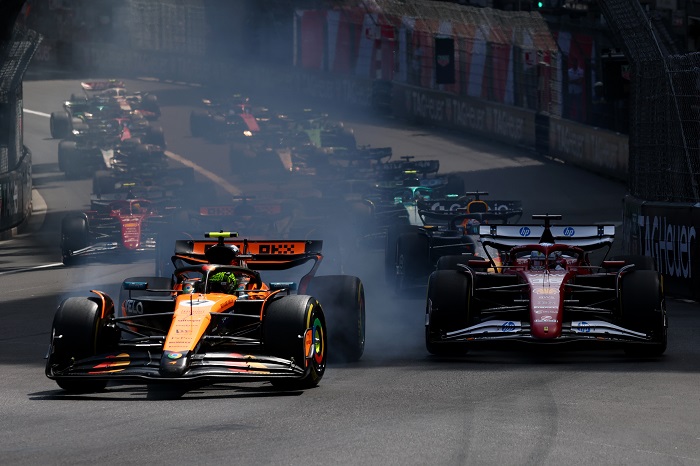 MONTE-CARLO, MONACO - MAY 25: Lando Norris of Great Britain driving the (4) McLaren MCL39 Mercedes leads Charles Leclerc of Monaco driving the (16) Scuderia Ferrari SF-25 Oscar Piastri of Australia driving the (81) McLaren MCL39 Mercedes Max Verstappen of the Netherlands driving the (1) Oracle Red Bull Racing RB21 and the rest of the field at the start during the F1 Grand Prix of Monaco at Circuit de Monaco on May 25, 2025 in Monte-Carlo, Monaco. (Photo by Mark Thompson/Getty Images)
