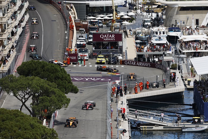 MONTE-CARLO, MONACO - MAY 25: Lando Norris of Great Britain driving the (4) McLaren MCL39 Mercedes leads Charles Leclerc of Monaco driving the (16) Scuderia Ferrari SF-25 and Oscar Piastri of Australia driving the (81) McLaren MCL39 Mercedes on track during the F1 Grand Prix of Monaco at Circuit de Monaco on May 25, 2025 in Monte-Carlo, Monaco. (Photo by Glenn Dunbar/LAT Images)