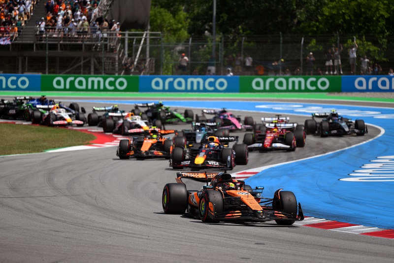 BARCELONA, SPAIN - JUNE 01: Oscar Piastri of Australia driving the (81) McLaren MCL39 Mercedes leads Max Verstappen of the Netherlands driving the (1) Oracle Red Bull Racing RB21 and the rest of the field at the start during the F1 Grand Prix of Spain at Circuit de Barcelona-Catalunya on June 01, 2025 in Barcelona, Spain. (Photo by David Ramos/Getty Images)
