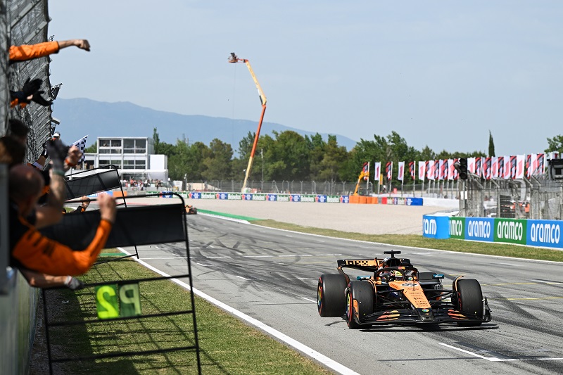 BARCELONA, SPAIN - JUNE 01: Race winner Oscar Piastri of Australia driving the (81) McLaren MCL39 Mercedes takes the chequered flag to cheers from his team on the pit wall during the F1 Grand Prix of Spain at Circuit de Barcelona-Catalunya on June 01, 2025 in Barcelona, Spain. (Photo by Sam Bagnall/Sutton Images)