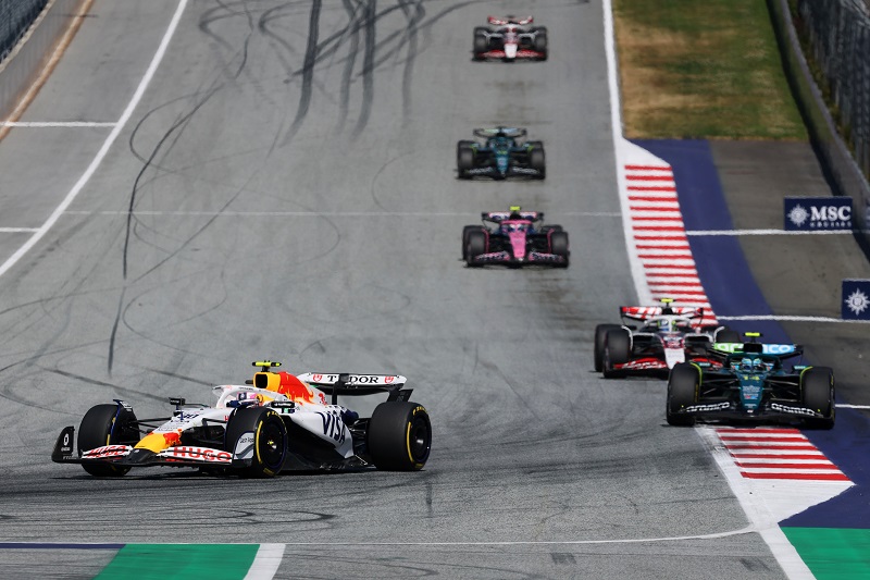 SPIELBERG, AUSTRIA - JUNE 29: Liam Lawson of New Zealand driving the (30) Visa Cash App Racing Bulls VCARB 02 leads Fernando Alonso of Spain driving the (14) Aston Martin F1 Team AMR25 Mercedes and Oliver Bearman of Great Britain driving the (87) Haas F1 VF-25 Ferrari on track during the F1 Grand Prix of Austria at Red Bull Ring on June 29, 2025 in Spielberg, Austria. (Photo by Mark Thompson/Getty Images) // Getty Images / Red Bull Content Pool // SI202506290716 // Usage for editorial use only //