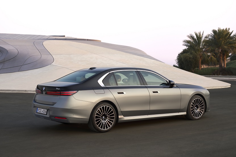 P90636099_highRes_bmw-740-xdrive-04-20