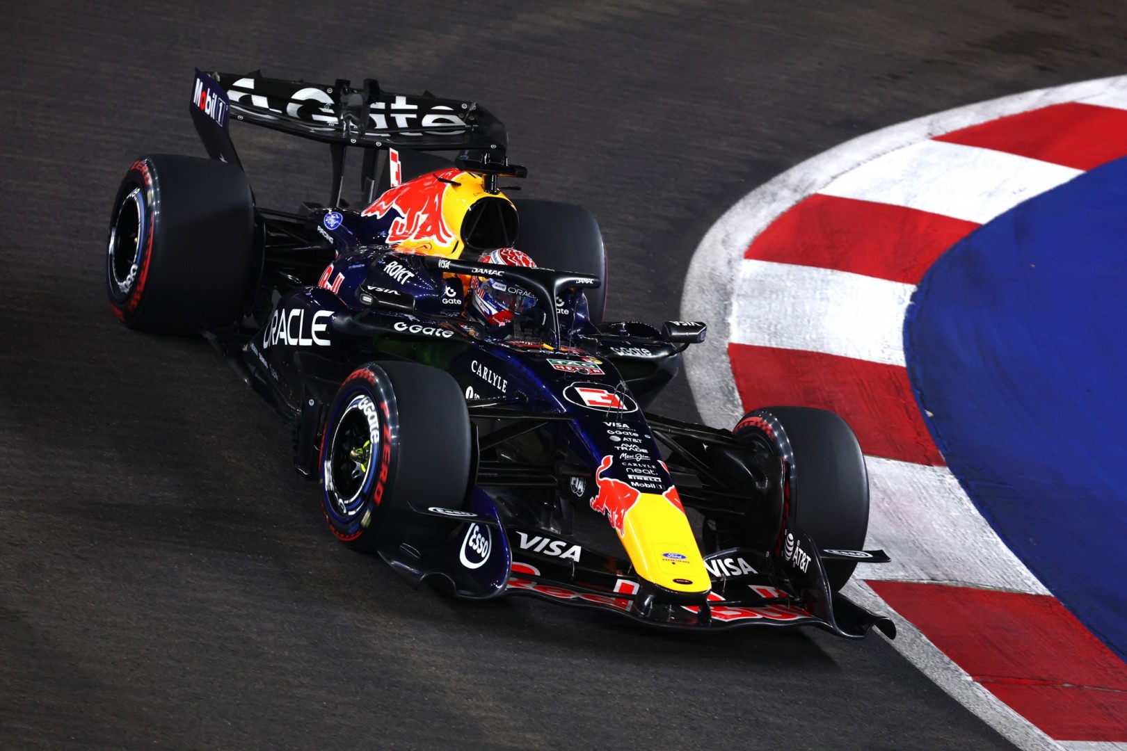Verstappen razred zase v Singapurju